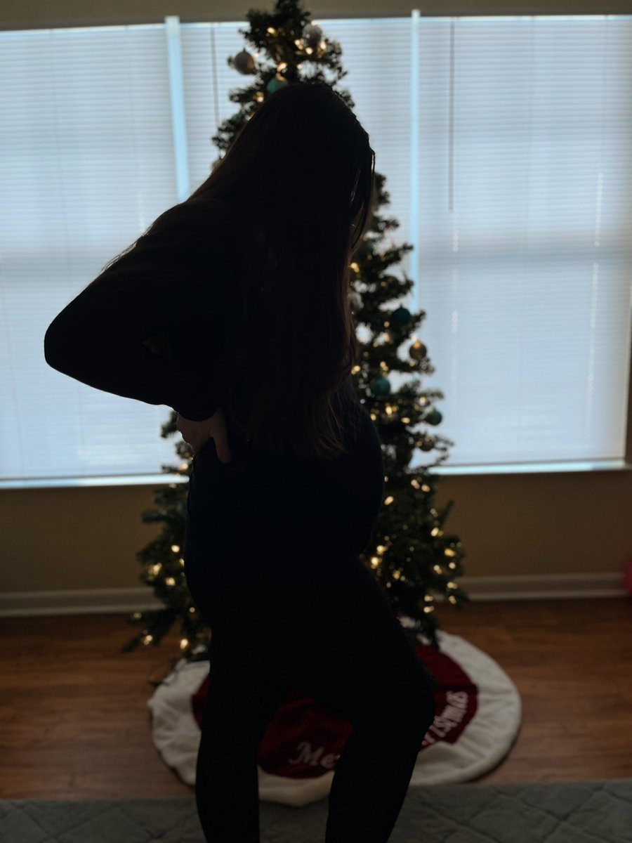 kayyleeem's tweet photo. Christmas Eve bump 🎄🤰🏻 https://t.co/kEWLl16stm