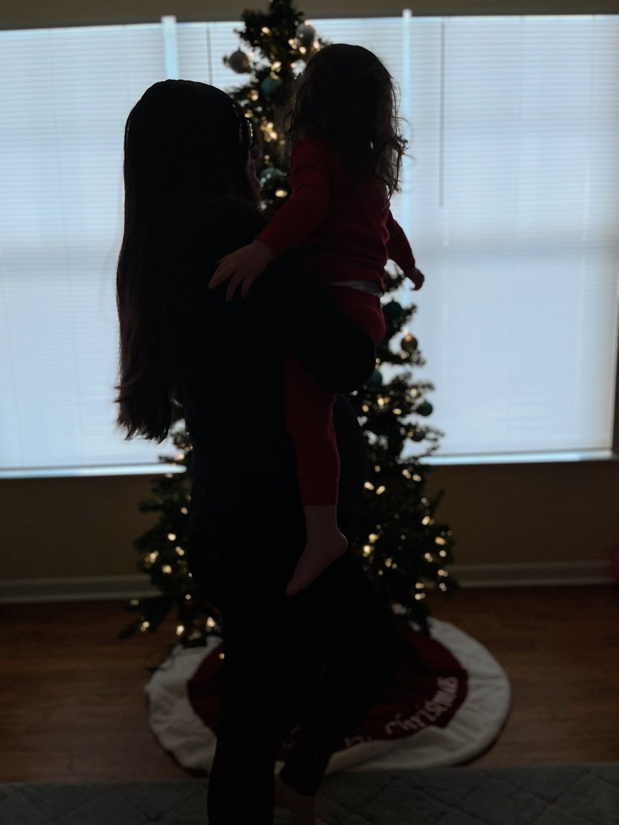 kayyleeem's tweet photo. Christmas Eve bump 🎄🤰🏻 https://t.co/kEWLl16stm