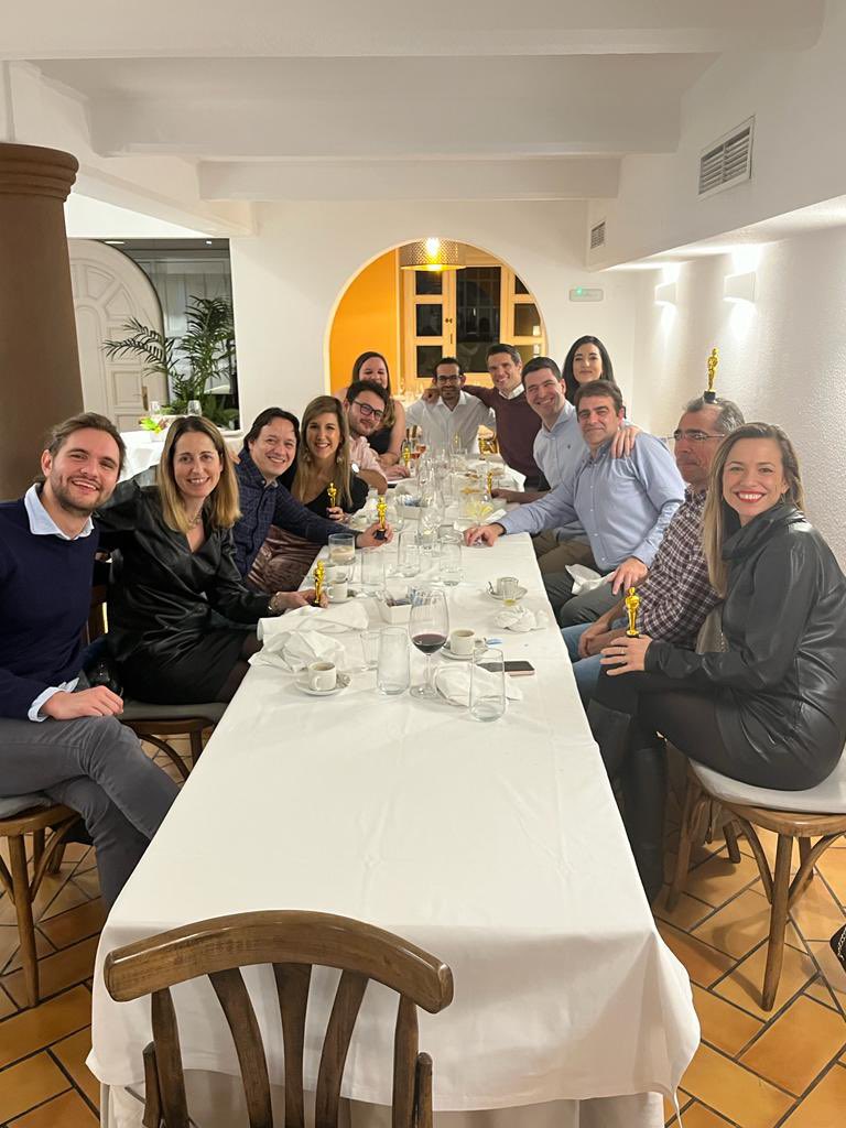 NeuroRaquisHUMV's tweet photo. Feliz Navidad de parte del equipo de Neurocirugia del HUMV! Y mucho ánimo a los que estas fechas señaladas se encuentran de guardia 👏🏻🎄 🎁 https://t.co/ONqXqufrwb