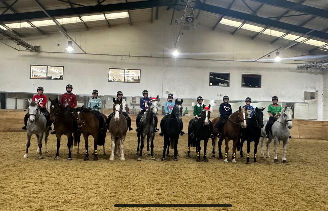 Merry Christmas from 3 unit mounted branch. Today the horses were getting in the festive spirit wearing Christmas jumpers practicing troop drill 🐴 thanks to @KingsTroopRHA for allowing us to use their facilities #policehorses