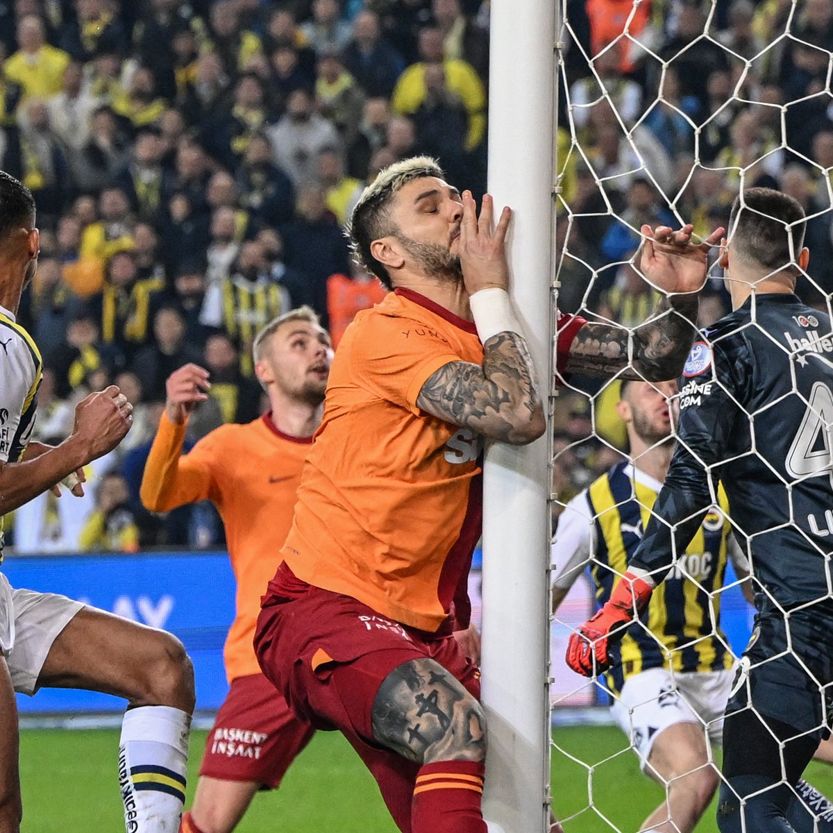 Galatasaray taraftarlarını korkutan an 🫣