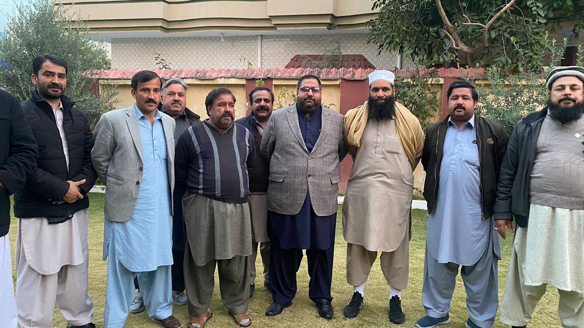 AhmedNawazKhan's tweet photo. مرکزی مسلم لیگ کے نامزد امیدوار برائے صوبائی اسمبلی توقیر خان کا مشکور و ممنون ہوں جنہوں نے ایک طویل جرگہ کے بعد میرے حق میں دستبرداری کا فیصلہ کیا۔ انشاللہ انکو مایوسی نہیں ہو گی اور آنے والا وقت ثابت کرے گا کہ انکا یہ فیصلہ حلقہ کی عوام کیلئے ایک عظیم قربانی ہے۔ https://t.co/ROTYlpj52V