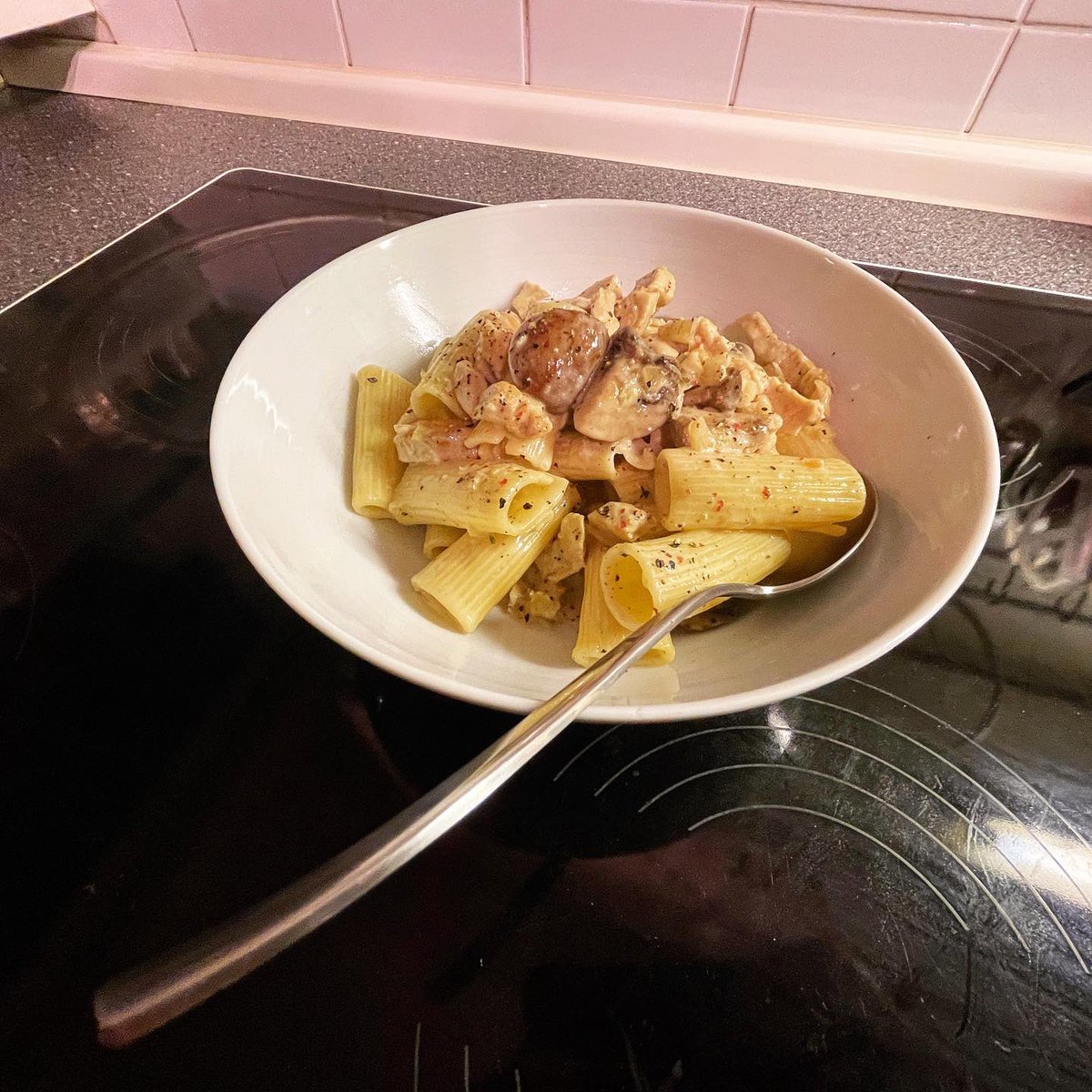 JayGuevara82's tweet photo. Bergische Riggies
#Rigatoni in #Pfefferrahm mit #Champignons und #Putenstreifen
#Dinner #HelsKitchen #FoodPorn #PastaPorn #RigatoniPorn https://t.co/DYlMTrCPtR