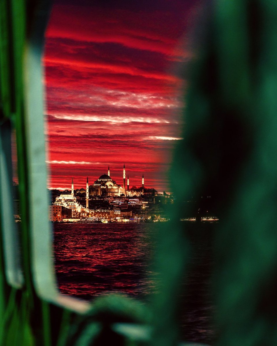 ebubekiryaman's tweet photo. 📸 : johannes_moths 👏

 Sunset view from the Bosphorus ferry … December 24, 2023 . . .

#istanbul #i̇stanbul #istanbulsunset https://t.co/YYFk0LuSeb