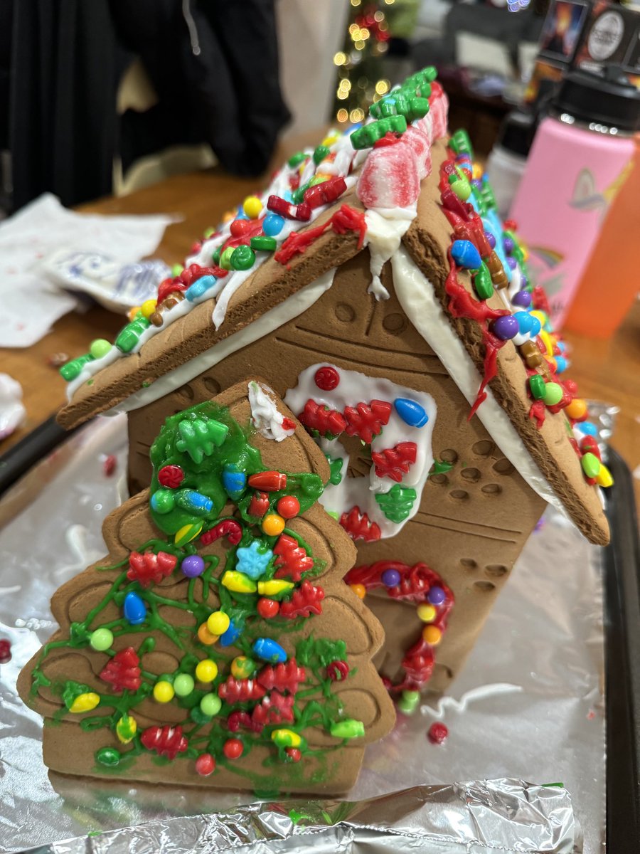 imlizzingg's tweet photo. Shout out to @hanwaddingham &amp; @AppleTV for the epic soundtrack to our annual gingerbread extravaganza. Y’all are the real MVPs 🎄🎅🏼 https://t.co/7JxUgtEJ27