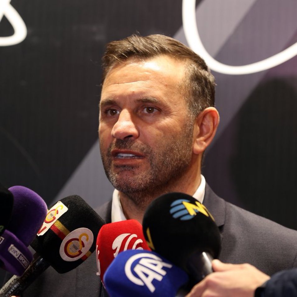 Okan Buruk yine Galatasaray taraftarının sesi oldu , boks ringindeki gibi.