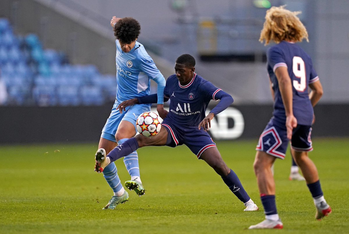 Ayman Kari

• Can turn with close and far leg, fluid

• Not limited in carrying (or passing) despite his weak foot, because he’s comfortable taking his body in any direction with any part of his right

• Likes to disguise his carries, difficult to tell where he’s going