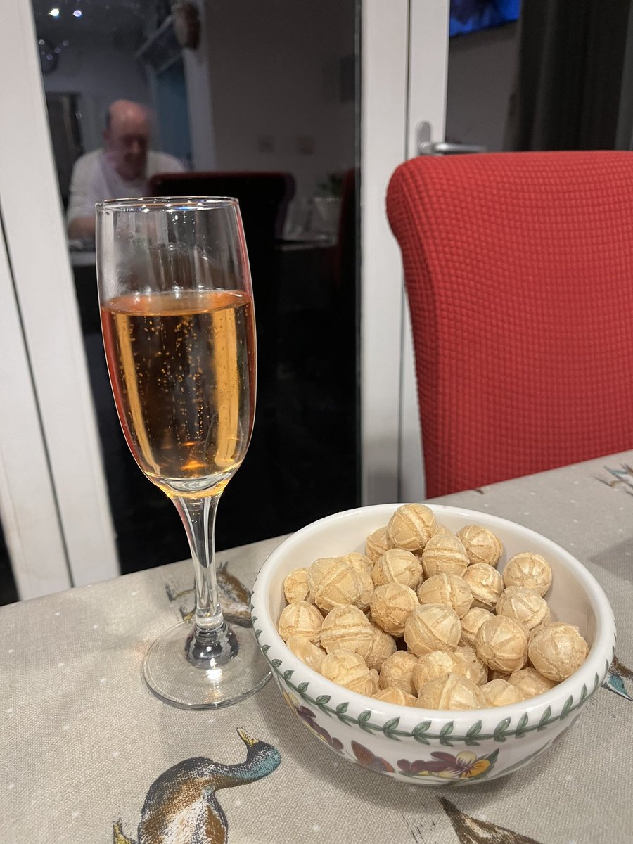 CarolPoyerPeett's tweet photo. It started with champagne and cheese footballs but the treat is to come #locallobster #shoplocal #Supportpurgishermenandfarmers Merry Christmas ! https://t.co/cdyj43uan6