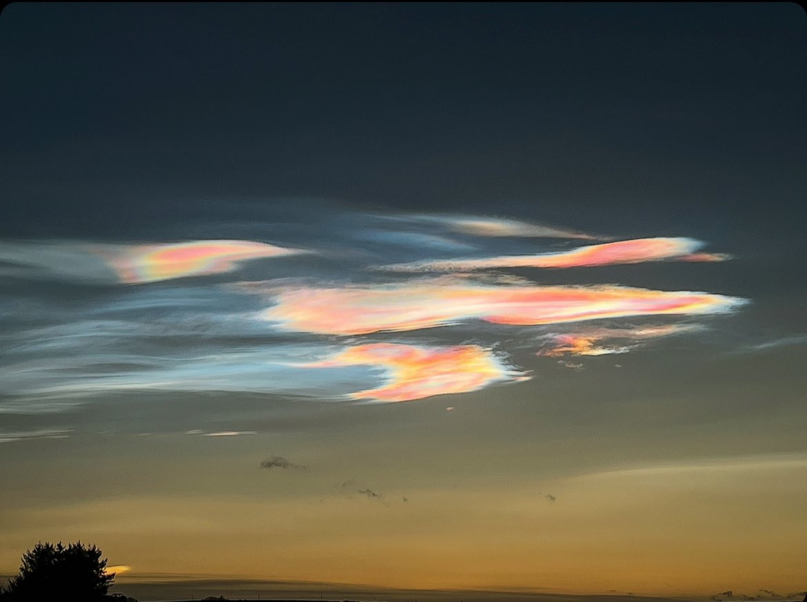 MarkTromBoyd's tweet photo. Mother Nature’s Christmas lights #Nacreous https://t.co/m4jQo9ecqK