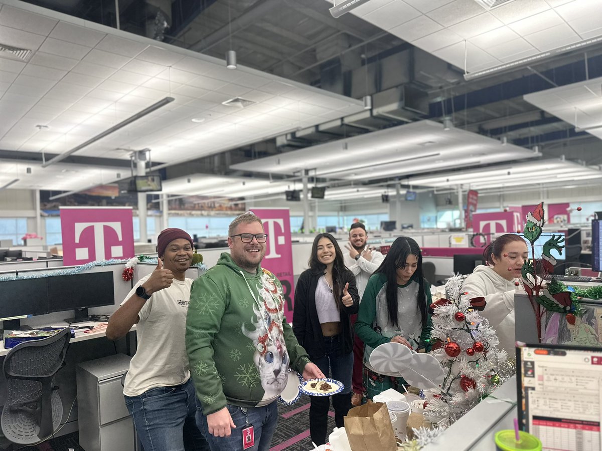 Christmas Eve taco day with our wonderful crew! @JonFreier @JonFreier @VirtualTalbott @Mjtmobile @CurtislegendB1 @cet3001 @adam_peeps @kskashuba #Lovewhereyouwork #JeffersonStrong @UKnow_Adolph