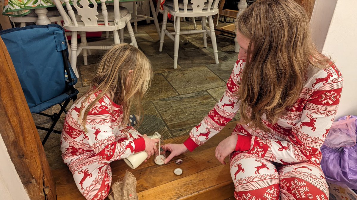 Danielle_Newby's tweet image. Putting stuff out for a certain someone 🎅🏻 #matchingpjs #hohoho #christmaseve