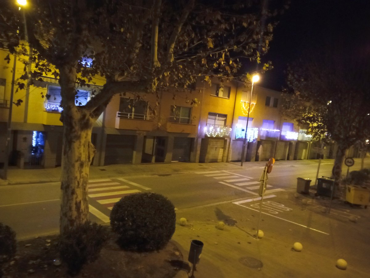 perezconchs's tweet photo. Vigilia de la Nit de Nadal,i aquest any puc dir que estic realment sorpresa per la quantitat de veins que han encès els llums als seus balcons.Tenim families joves que hi viuen i donen alegria i canvi al carrer.Bon Nadal per tothom i felicitats. https://t.co/wLJazfpdWn