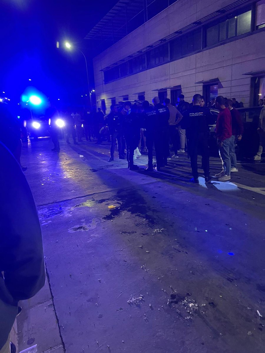 cadenasermel's tweet image. 🚗 Oyentes nos envían estas imágenes de la zona trasera al Centro de Salud Zona Centro

ℹ️Al parecer, se ha producido un atropello múltiple donde el vehículo infractor se ha dado a la fuga. Testigos presenciales informan que hay varios heridos pero ninguno inconsciente