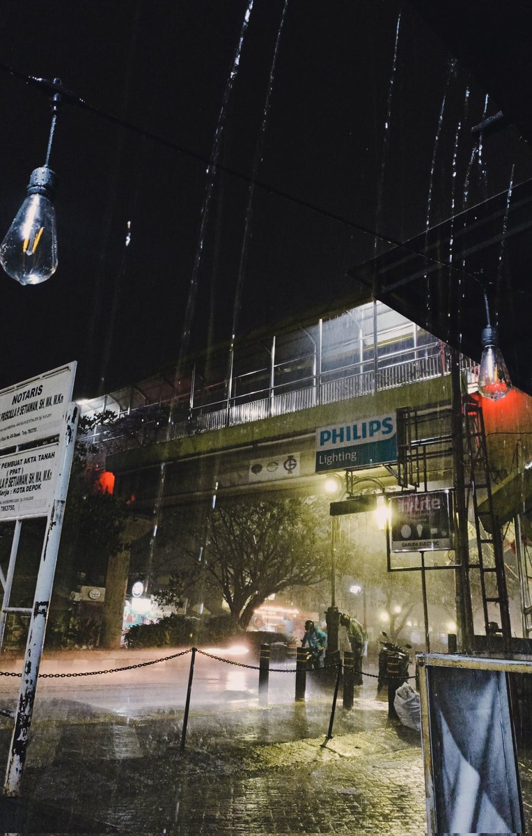 _Flamingows's tweet image. siapa yang cita citanya kejebak ujan