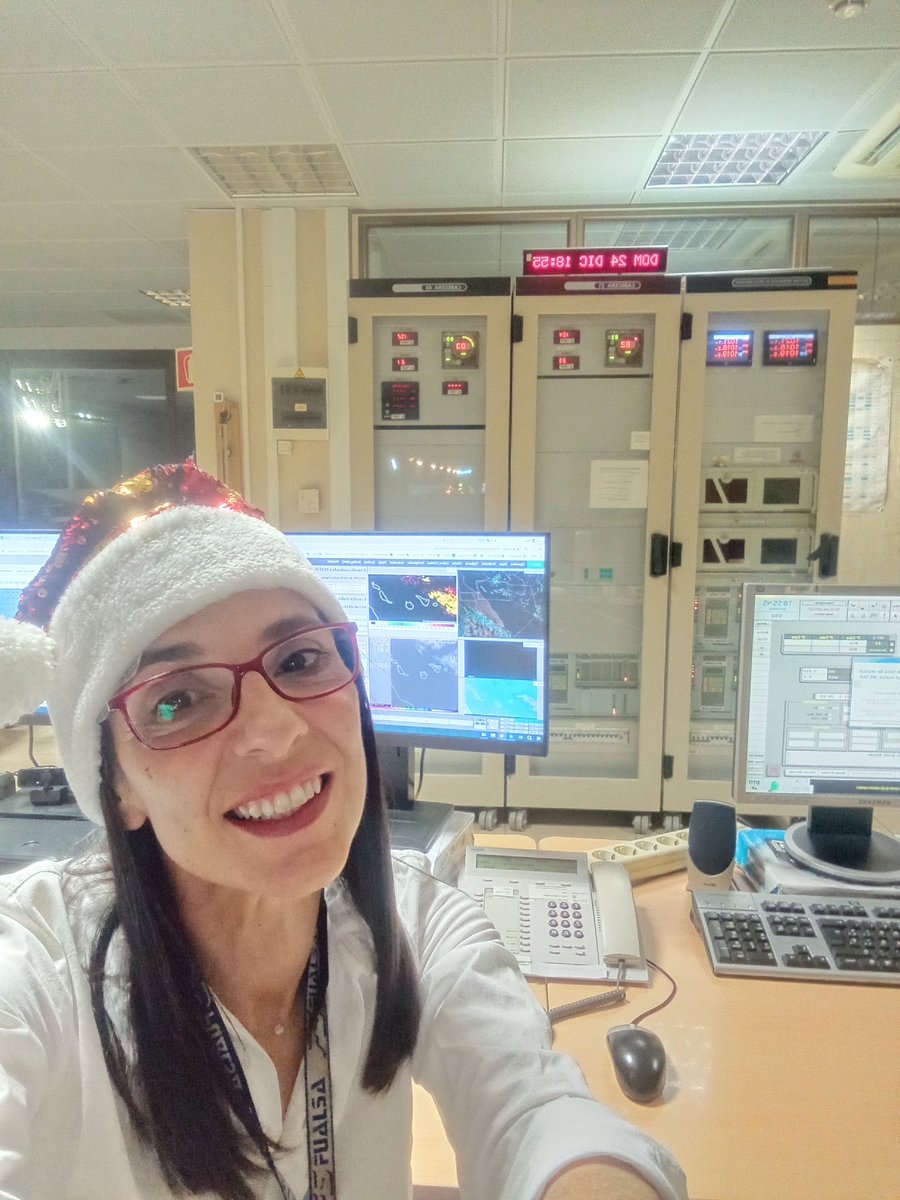 Aemet_Corpora's tweet photo. Y como no podía ser de otra manera, este servicio público es posible gracias a compañeros como Juanma o como Mónica 🧑‍🎄que en días como este🎄, a lo largo del país, cubren a turnos la observación y la predicción para que todos podamos estar tranquilos. Abrazo y 🥂 por ellos👏 https://t.co/N53eMKHlDS
