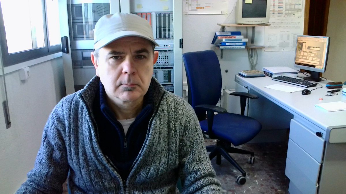 Aemet_Corpora's tweet photo. Y como no podía ser de otra manera, este servicio público es posible gracias a compañeros como Juanma o como Mónica 🧑‍🎄que en días como este🎄, a lo largo del país, cubren a turnos la observación y la predicción para que todos podamos estar tranquilos. Abrazo y 🥂 por ellos👏 https://t.co/N53eMKHlDS