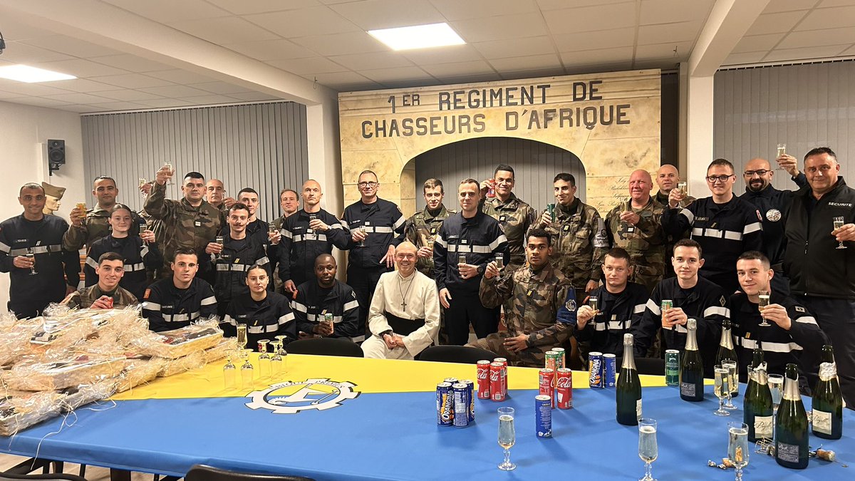 CDC_1eRCA's tweet photo. Après une année 2023 riche en activités sur #Canjuers et avant une année 2024 qui s’annonce tout aussi chargée, les chasseurs d’Afrique vous souhaite un très joyeux Noël, avec une pensée pour tous ceux qui poursuivent la mission, en #OPEX, en #OPINT ou de garde au #1RCA. https://t.co/GOdW5bE1nt