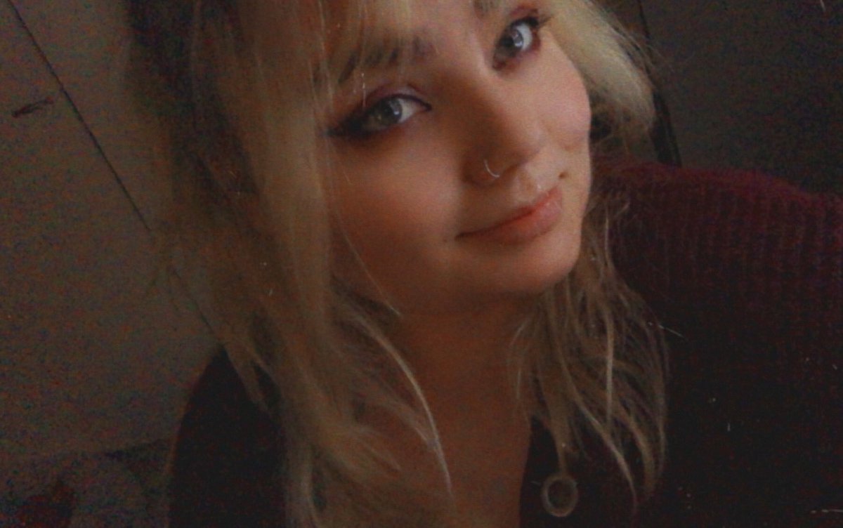 Ihanaa joulua jokaiseen talouteen <3<3 Toivottaa: muunmuassa meigälääne ja Joulu-Paavo (Naapurikyylä-Ulla) joka jostain syystä näytti ihan bodarilta (???) mutta eiks oo komee rusetti äijjällä 🥰