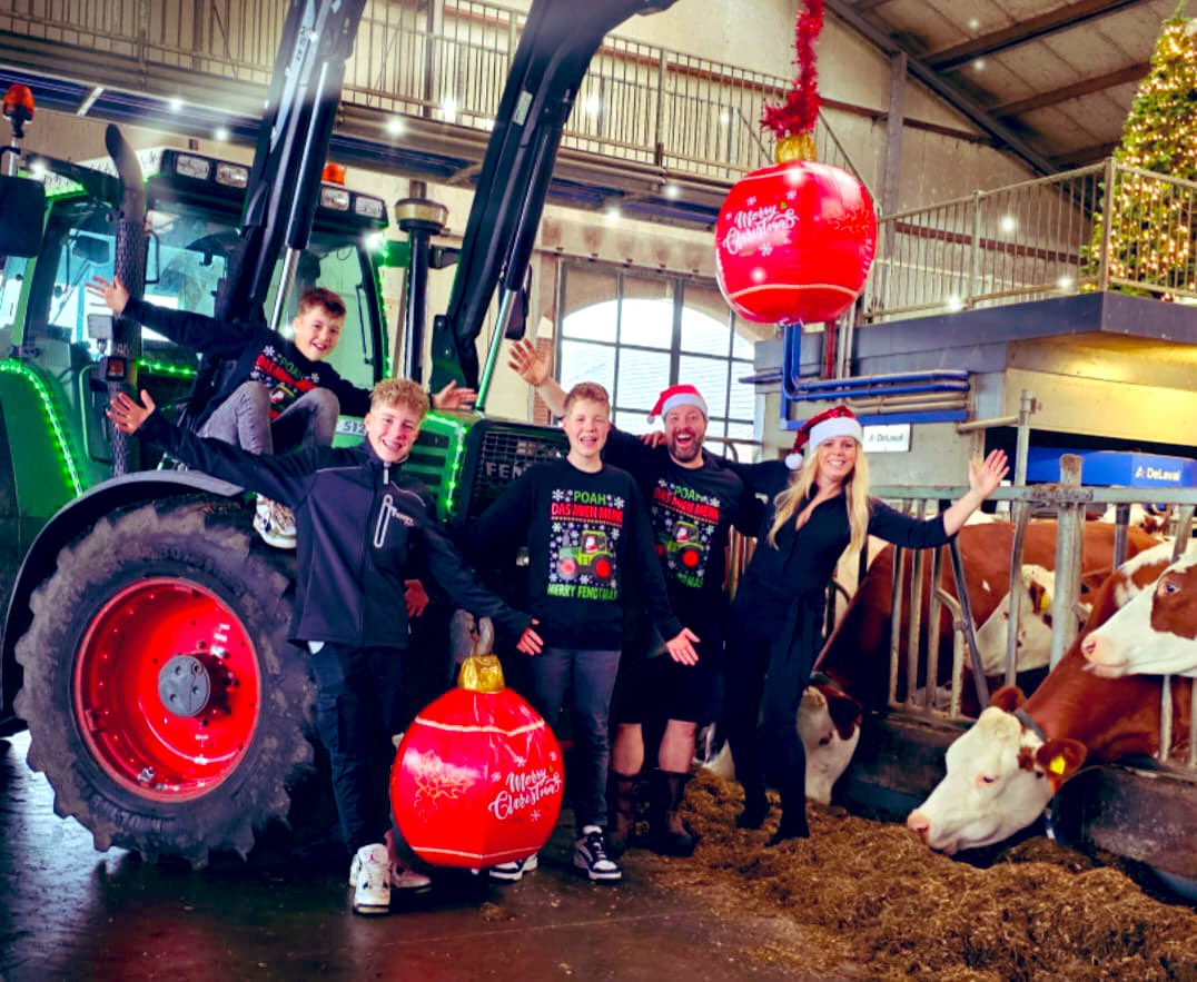 Geertjan_Oxe's tweet image. Namens mijn hele gezin wens ik U hele fijne Kerstdagen 🎄 🎄 

En heb uw naaste lief ❤️❤️

#Kerstavond 
#kerst 
#Familie 
#Familiebedrijf 
#FouteKersttrui 
#MerryFendtmas
#MarryXmas