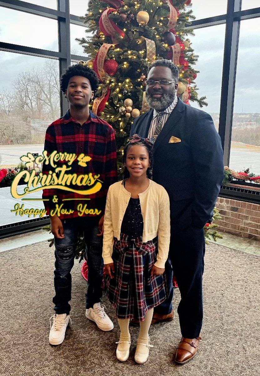 mikefezee's tweet image. Merry Christmas &amp;amp; Happy Holidays from my family to yours! #michaelfieldsjr #happyholidays