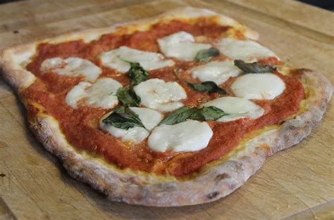 WhatleyLeague's tweet photo. A British person is going to talk about food, listen and learn:

Italian food is the most widely available food in the world, you can go to any country and find pizza places, Italian restaurants, but do you know what the WORST country at Italian food is?

Italy. 
(cont 1/2) https://t.co/rU2TW8WUEl