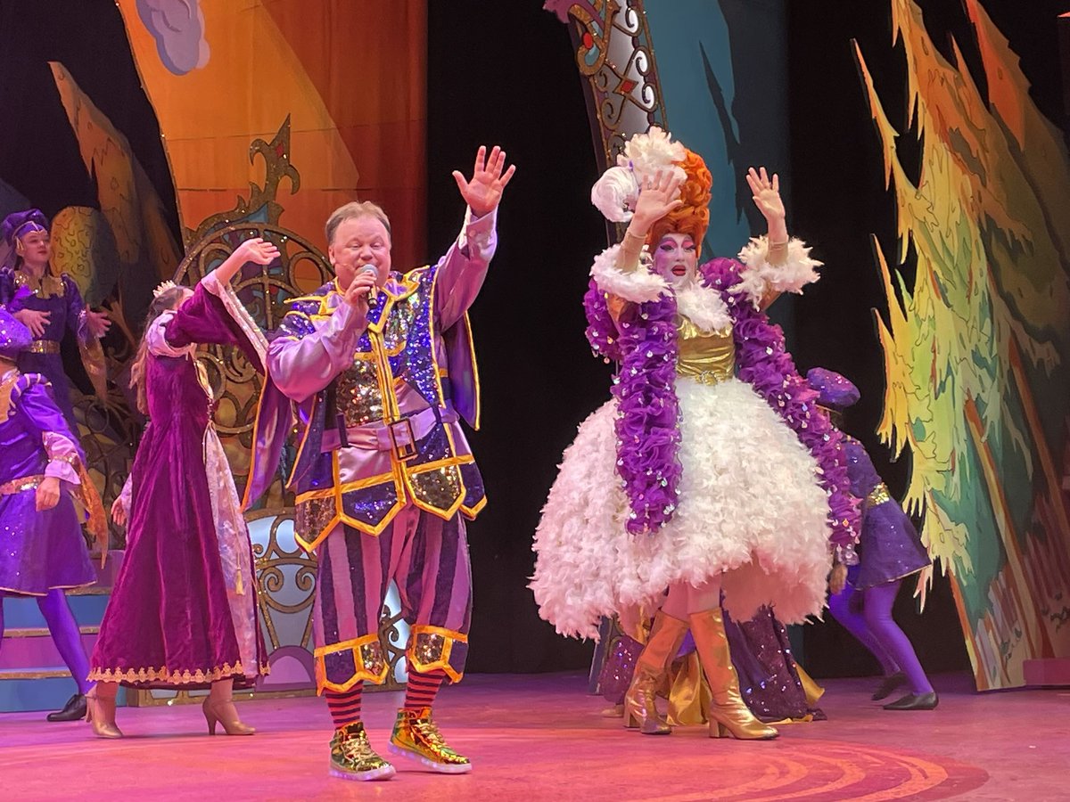 CarlyCarlyscott's tweet photo. @PaulMorseActor brilliant as always even better we had front row this year #Readingpanto #nannybubbles https://t.co/fVN9HVtr7m