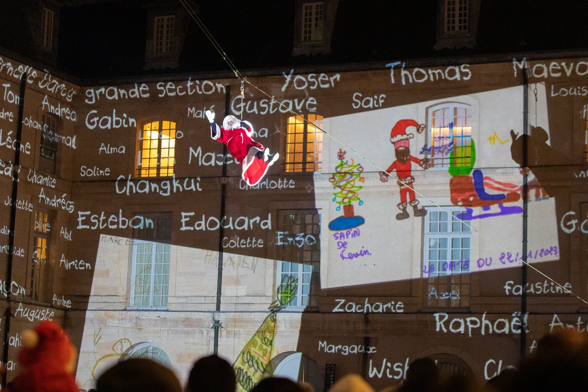 Lebienpublic's tweet photo. C'est une tradition qui attire toujours autant ! 

Ce dimanche 24 décembre, la place de la Libération était noire de monde à Dijon pour assister à la descente du Père Noël depuis la tour Philippe le Bon ! 🤩

https://t.co/dovduzJ1y5 https://t.co/cJlMol35pI