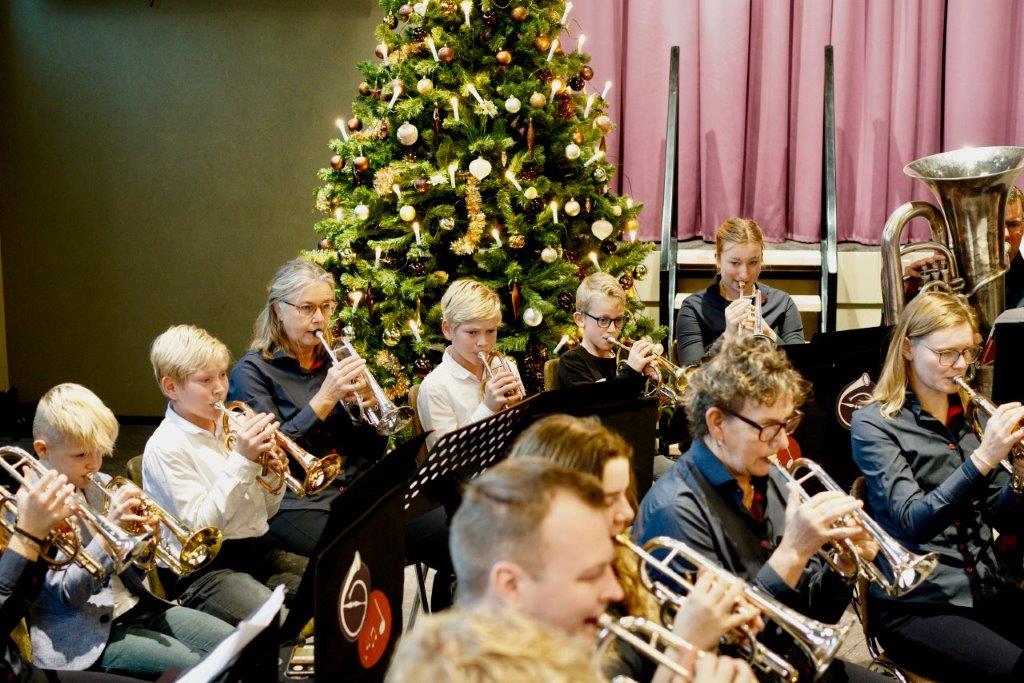 Blaast de Bazuin (@blaastdebazuin) on Twitter photo Zo'n mooie start van de kerstperiode hadden we vorige week bij het kerstkoffieconcert in De @Lantearne. Vanavond 22 uur de kerstnachtdienst en morgenvroeg zijn we vanaf 6 uur present bij de kerstochtendzang <a href="/Surhuisterveen/">Surhuisterveen</a> #welkom 📸 <a href="/LeffrieMulder/">Leffrie Mulder</a> Zo'n mooie start van de kerstperiode hadden we vorige week bij het kerstkoffieconcert in De @Lantearne. Vanavond 22 uur de kerstnachtdienst en morgenvroeg zijn we vanaf 6 uur present bij de kerstochtendzang <a href="/Surhuisterveen/">Surhuisterveen</a> #welkom 📸 <a href="/LeffrieMulder/">Leffrie Mulder</a>