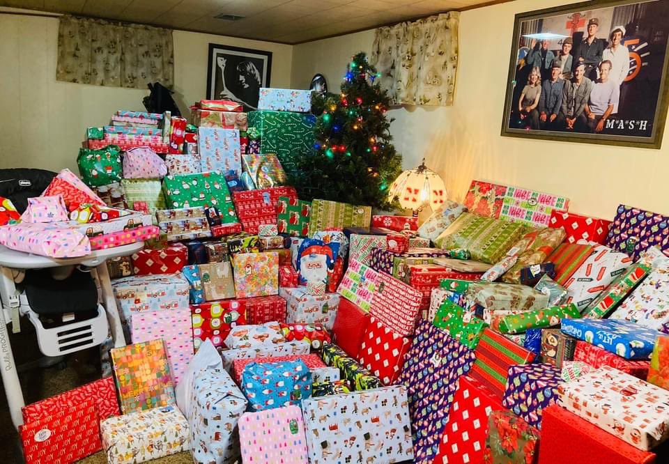 CheerUpOmaha's tweet photo. Thank you so much to every single person who helped give our adopted families a holiday full of cheer! 

Everyone who  purchased a gift, donated towards grocery cards, braved the crowds shopping, or volunteered their time wrapping helped make this our best Christmas yet! ❤️🎄🎁❤️ https://t.co/0M4V5n5Uea