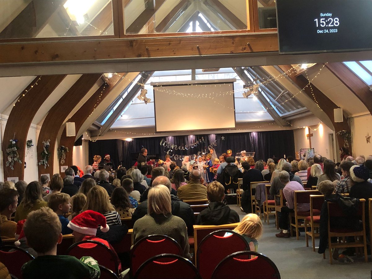 StLukesGamston's tweet photo. A privilege to welcome so many people through the doors to our Christingles. Such a good way to share that special message that God comes for all of us. He really is the star of the show! @diocswellnott https://t.co/mqUKuZdD6o