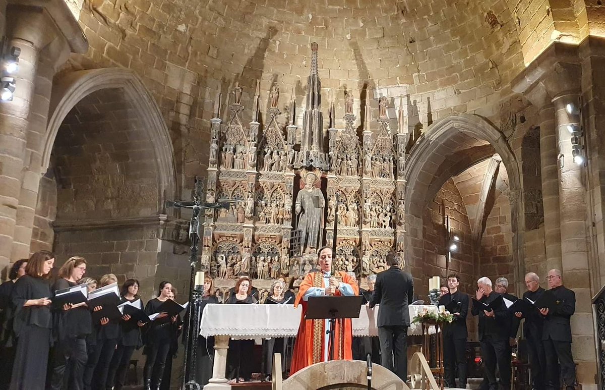 Fina_Masip's tweet photo. El Cant de la Sibil·la a Sant Llorenç de #Lleida. Davant l'espectacular retaule.  Preciós! 

Alguns #flixancos al Cor de Cambra Enric Granados. 😊 https://t.co/rKFe7bHcrU