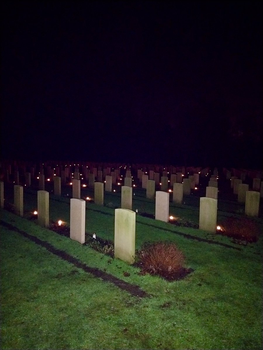 Vanavond samen naar de Canadese begraafplaats in Holten gewandeld.

Op alle 1.394 graven stonden ook deze Kerstavond brandende kaarsjes ter herdenking van de helden die voor onze vrijheid het leven lieten.

Een hartverwarmend mooi, stemmig eerbetoon.