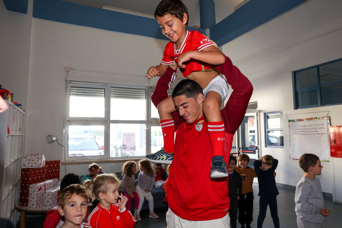 SLBenfica's tweet photo. 🦅 Aursnes e Tiago Gouveia entregaram prendas na Associação Tempo de Mudar → https://t.co/WozKDFV53i

#SLBXMAS #FundaçãoBenfica https://t.co/hC31WIkwfi