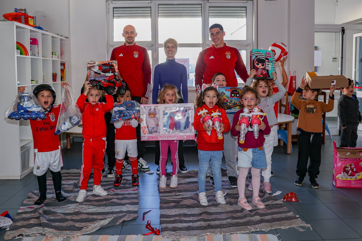 SLBenfica's tweet photo. 🦅 Aursnes e Tiago Gouveia entregaram prendas na Associação Tempo de Mudar → https://t.co/WozKDFV53i

#SLBXMAS #FundaçãoBenfica https://t.co/hC31WIkwfi
