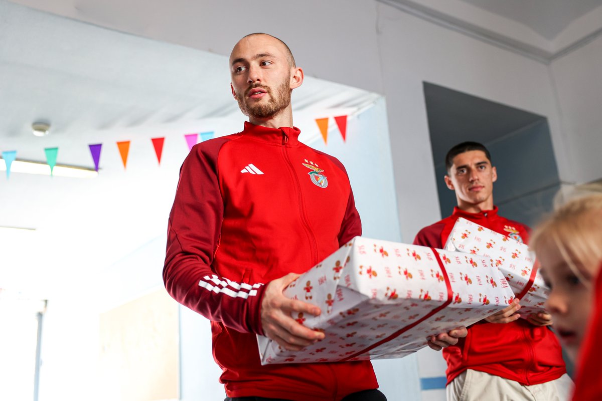 SLBenfica's tweet photo. 🦅 Aursnes e Tiago Gouveia entregaram prendas na Associação Tempo de Mudar → https://t.co/WozKDFV53i

#SLBXMAS #FundaçãoBenfica https://t.co/hC31WIkwfi