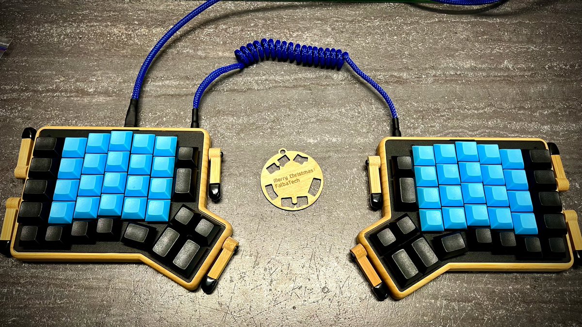 FalbaTech's tweet photo. I am #Redox keyboard
* case: standard Bamboo (steel plate) with tilt tent set
* #switches: cherry mx red
* #keycaps: redox dsa pbt set
* cables c-c, and jack<->jack blue spiral set
#KEEB_PD #KEEB_PD_R177 #keeb 
#MerryChrismas #falbatech #code #xmas #gift https://t.co/TeltE8PtBF