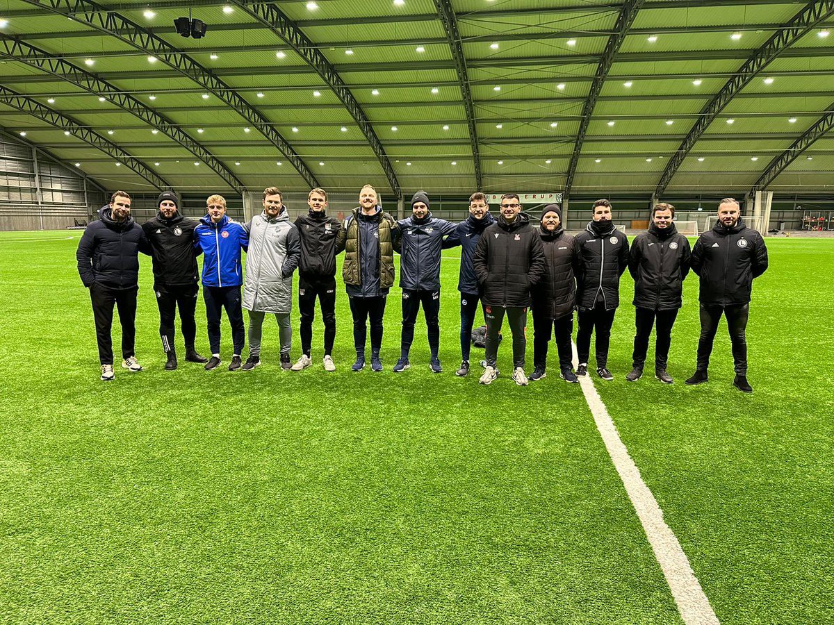 a_stapel's tweet photo. Afgelopen week training mogen geven bij Nexus Football Camp in Kopenhagen. 

Gave ervaring:
- Werken met (2011, 2012 &amp; 2013) spelers van verschillende topclubs uit Denemarken, Zweden &amp; Noorwegen.
- Andere internationale trainers ontmoeten en aan het werk zien. https://t.co/bg0jY1OxiA