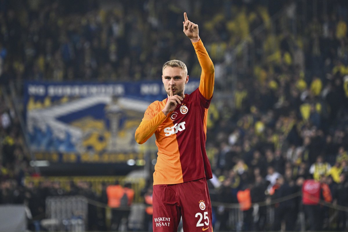 🦁 Galatasaraylı oyuncular, derbinin ardından deplasman tribünündeki taraftarlarını selamladı.