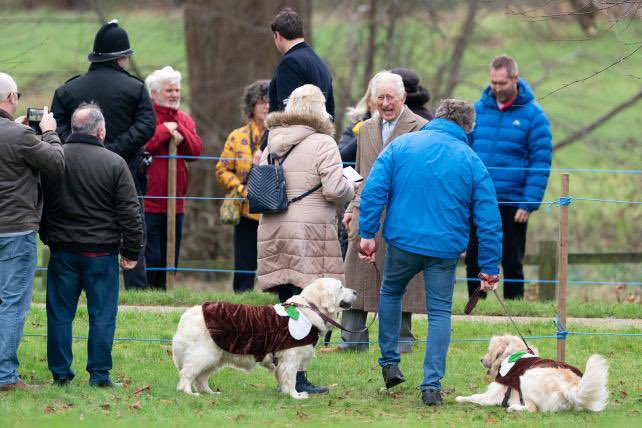 🎄🎁🎅😂King Charles joking around with the owners of the ‘Christmas Pudding’ dressed dogs.🐕 😂🎄🎁🎅
#KingCharles #RoyalFamily #TogetherAtChristmas