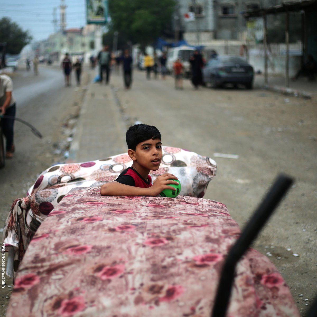 Children need an urgent, long-lasting humanitarian ceasefire and the safe release of hostages. Now. 
(2/2)