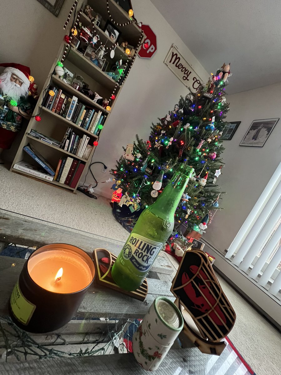 HankWH's tweet image. When the lasagna’s in the oven and you’re just waiting for the dry cycle to finish… Time to Rock the green bottle and enjoy the tree! Merry Christmas everyone! 🎅@Rolling_Rock