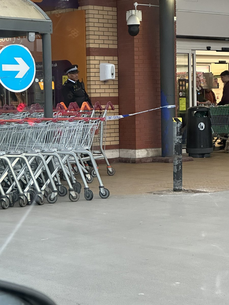 A man has been rushed to hospital after being stabbed in supermarket earlier today (Sunday, December 24). The incident happened in in Wallington, Sutton,

mylondon.news/news/south-lon…