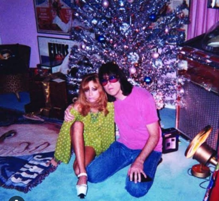 😒 Linda   &  Johnny Ramone 🤩
#punkrockhistory #Ramones 🎄
#felizNavidad2023 #MarryXmas