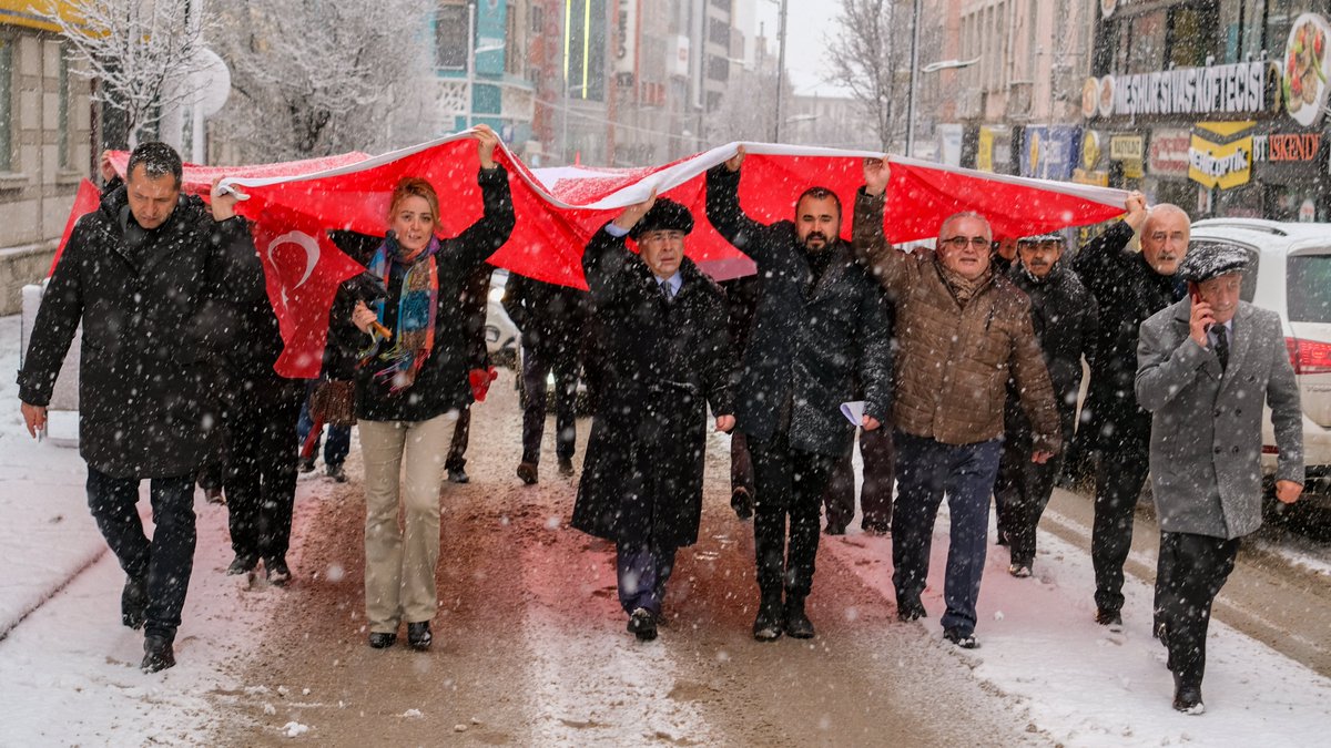 Bugün şehitlerimiz için Cumhuriyet Meydanı'ndaydık. Şanlı bayrağımız gölgesinde bu vatanın hainlere teslim edilemeyeceğini haykırdık. Bu vesileyle Kahraman Şehitlerimize tekrardan Allah'tan rahmet diliyorum.
Kahramanlar can verir yurdu yaşatmak için 🇹🇷