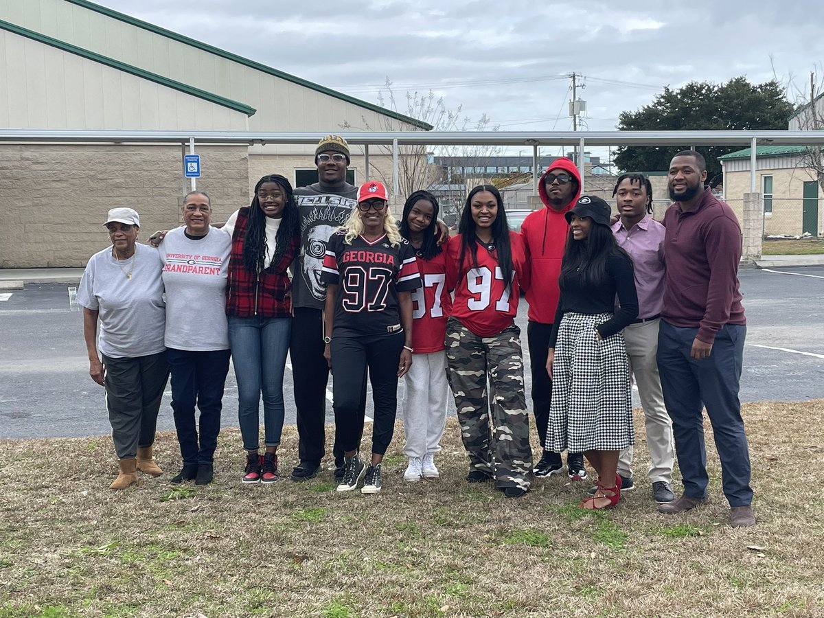 Georgia DL @warrenbrinson17 heads down to Miami with the Bulldogs tomorrow morning, but first… The Savannah native spent the afternoon giving away coats, blankets, and more at the church he grew up attending, Temple of Glory. Tune into @WTOC11 tonight and tomorrow for more.