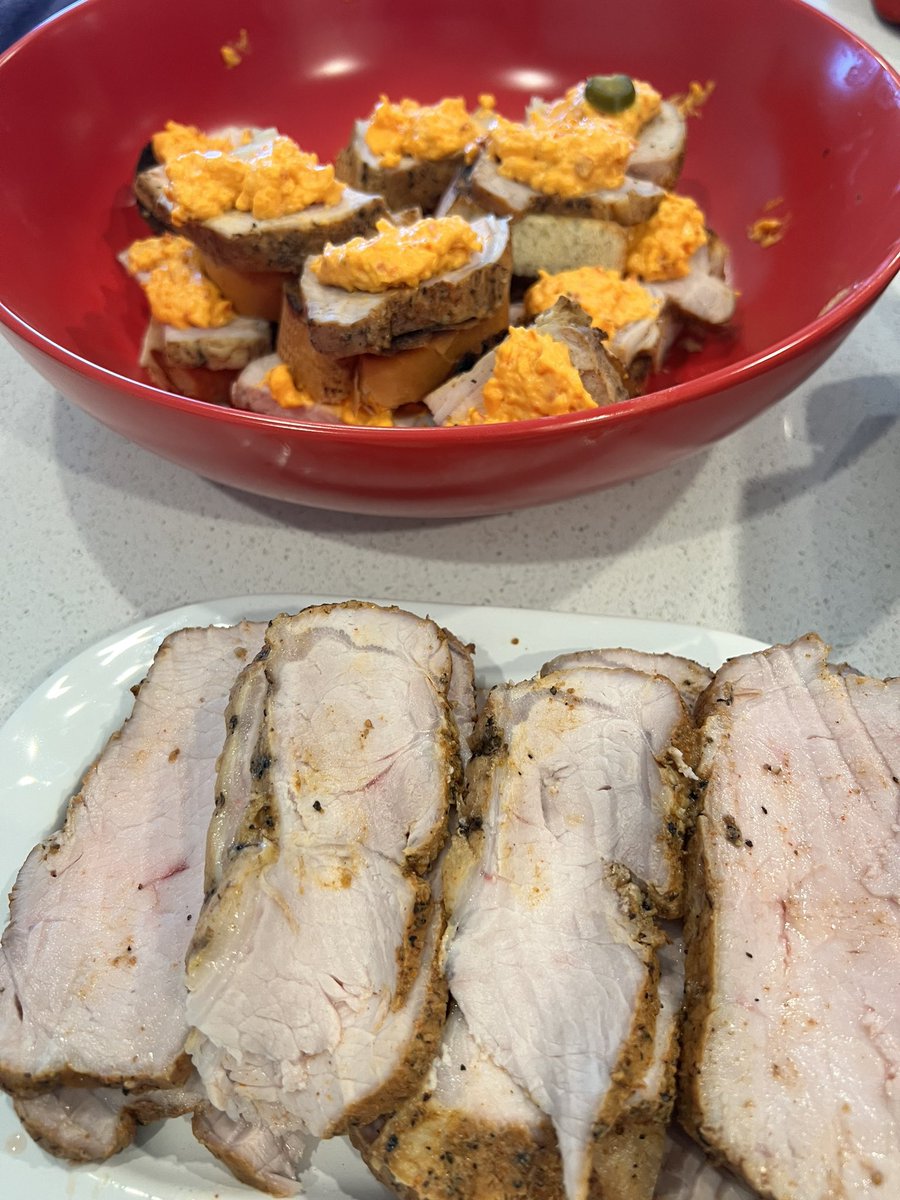 Chris__Edwards's tweet photo. #SmokingWithChris The Christmas Eve Edition
Bottom round beef roast
Pork tenderloin
Appetizer:
French bread topped with smoked pork tenderloin, pimento cheese and some jalapeños https://t.co/WWOAtBoy3B