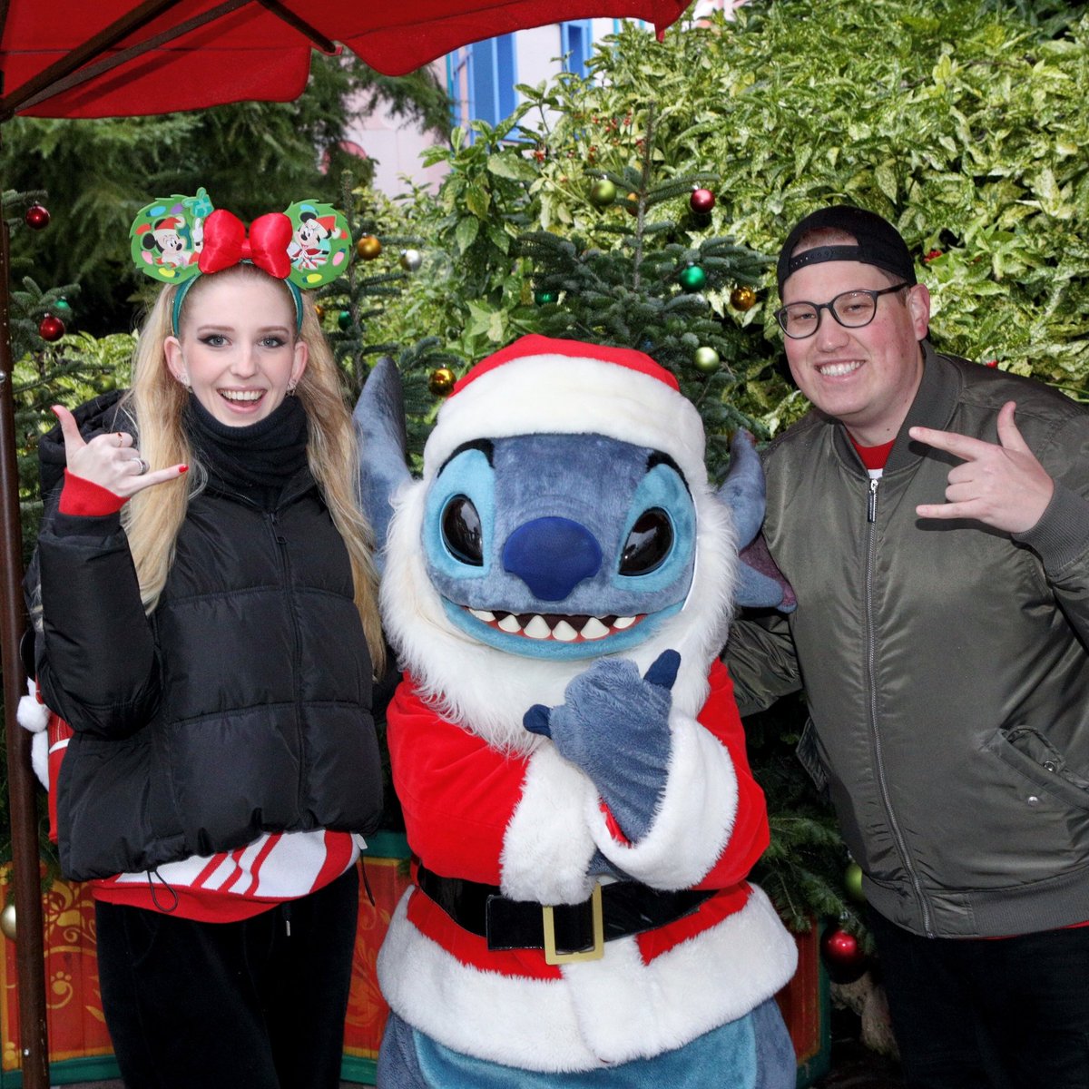 Vrolijk kerstmis vanuit Disneyland met de wifey, geniet ervan allemaal! ❤️🎄