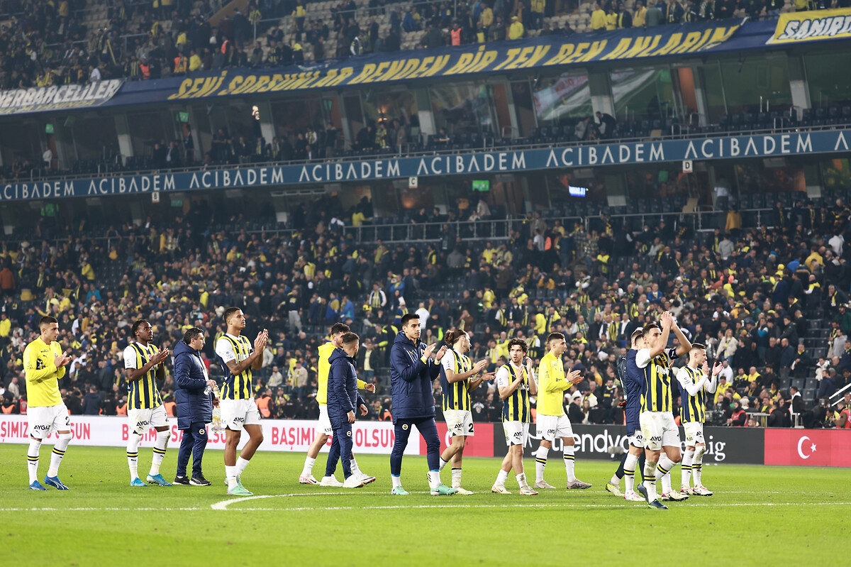 ✨ Fenerbahçeli oyuncular, derbinin ardından tribünlere gitti.