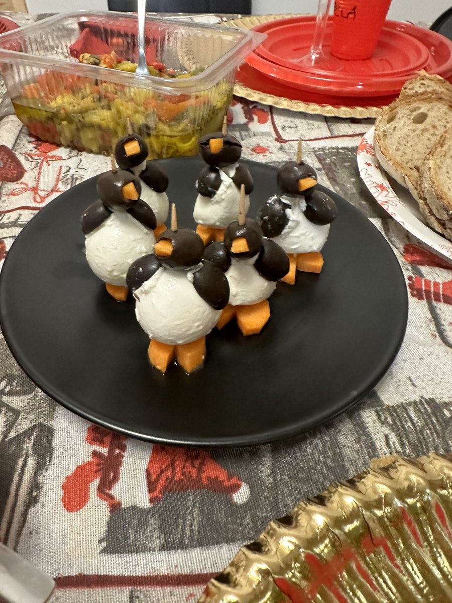 siijmp's tweet photo. i pinguini tattici nucleari https://t.co/MT1sQVjt4c