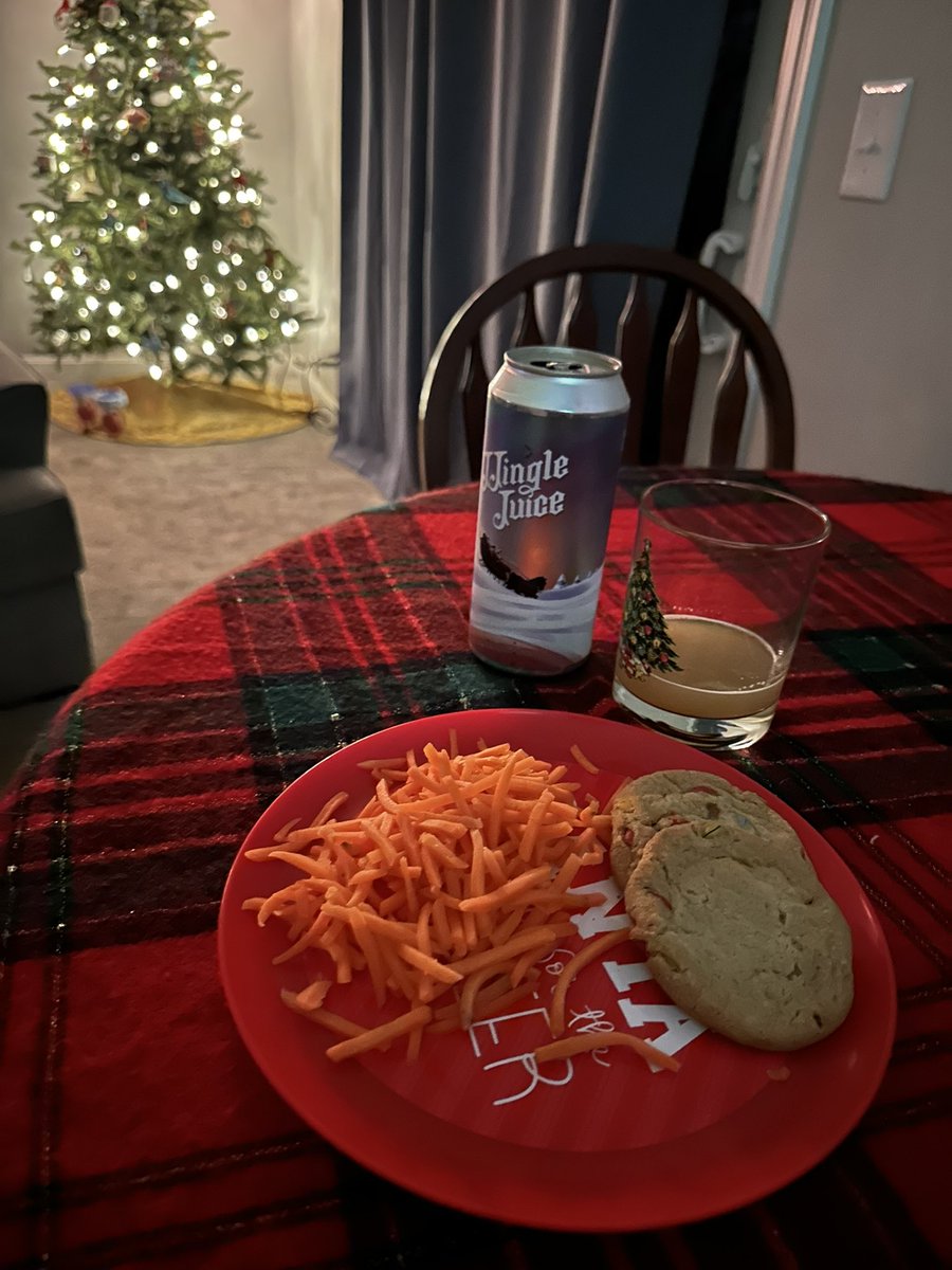 KellyMoore1586's tweet photo. Only the best for the best 🎅#SantaClausIsComingToTown   @TreeHouseBrewCo  @Rustym15 https://t.co/sUd1VMtS7G